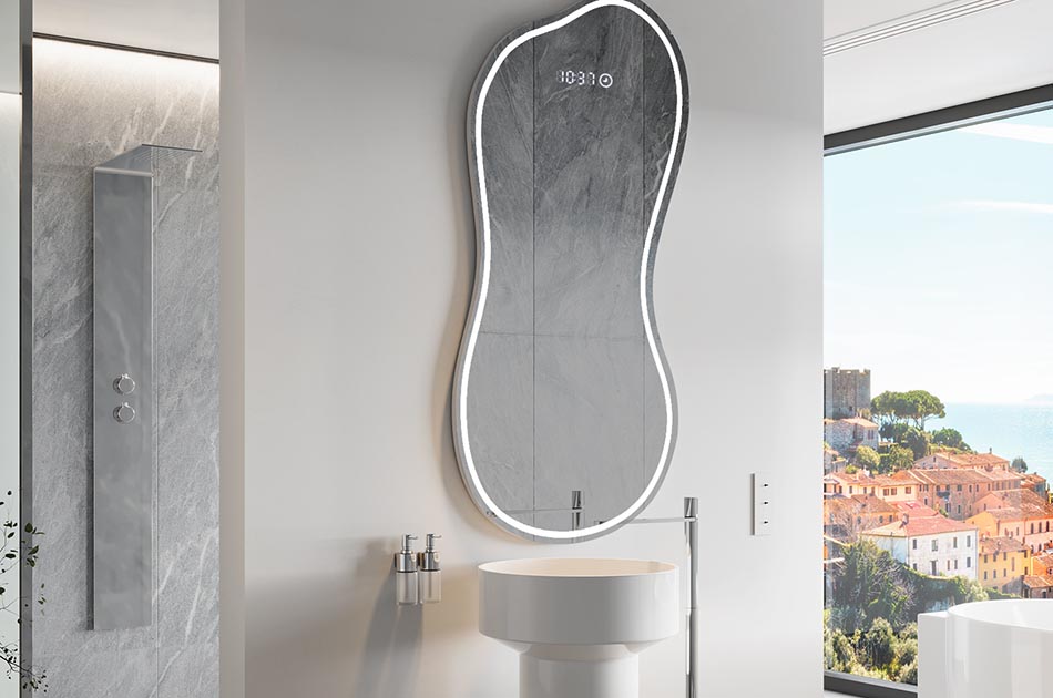 Netaisyklingos formos veidrodis su subtilia aplinkos apšvietimu elegantiškam interjerui | ARTFORMA