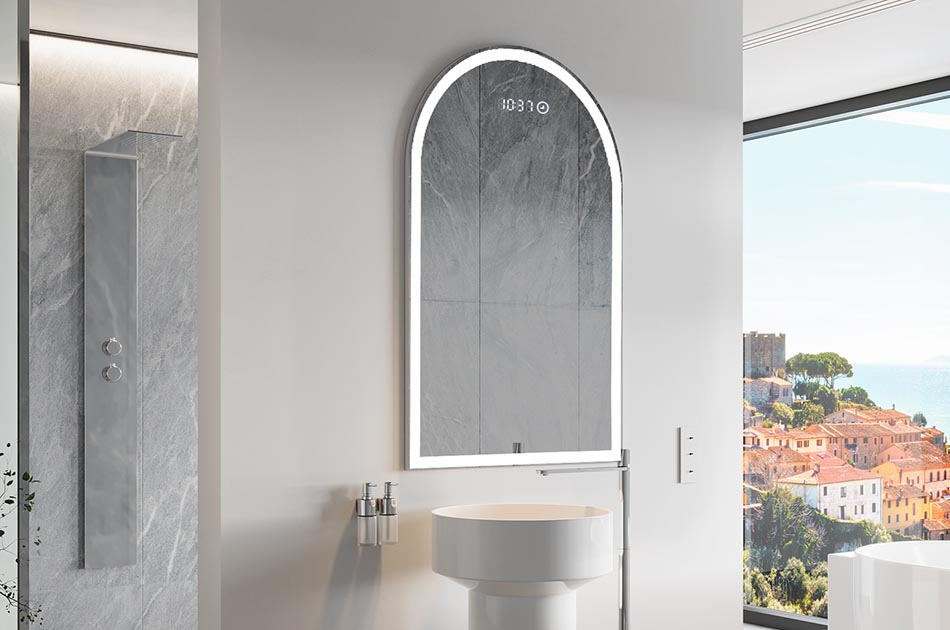 Netaisyklingos formos veidrodis su subtilia aplinkos apšvietimu elegantiškam interjerui | ARTFORMA