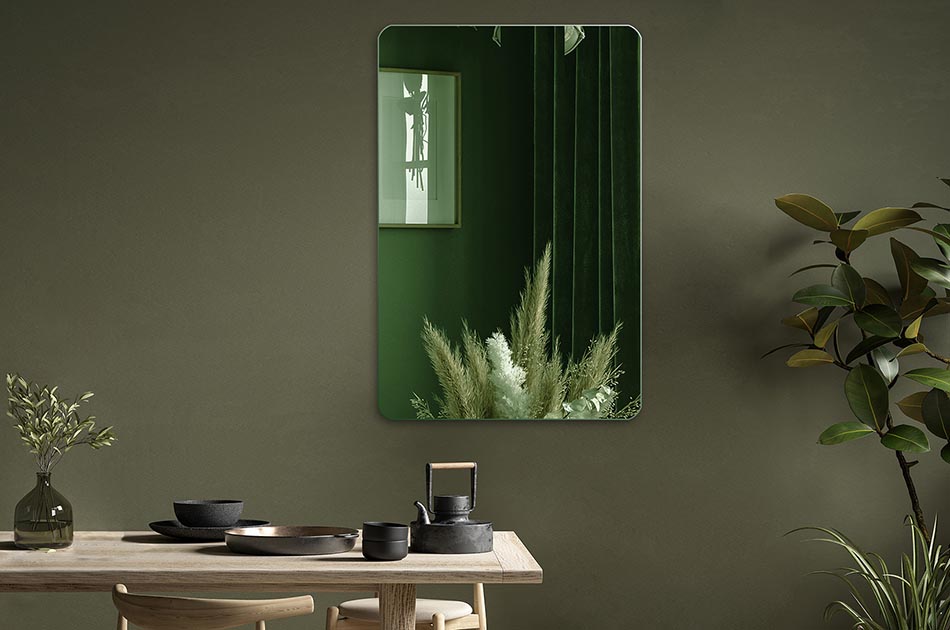 Veidrodis su stiklo lakšto pasirinkimu yra funkcionalus ir elegantiškas priedas, tinkantis bet kokiam interjerui. Stiklo lakšto spalvą pasirinkite pagal individualius poreikius ir kambario stilių. Galimos įvairios stiklo lakšto spalvos, įskaitant auksinę ir grafito. Veidrodis gali būti naudojamas visuose kambariuose, pvz. vonios kambaryje, miegamajame, prieškambaryje ar svetainėje. Paprasti montavimo ir kasdienės priežiūros požiūriu.